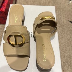 Christian Dior 30 Montaigne Slide size 7.5 worn once!